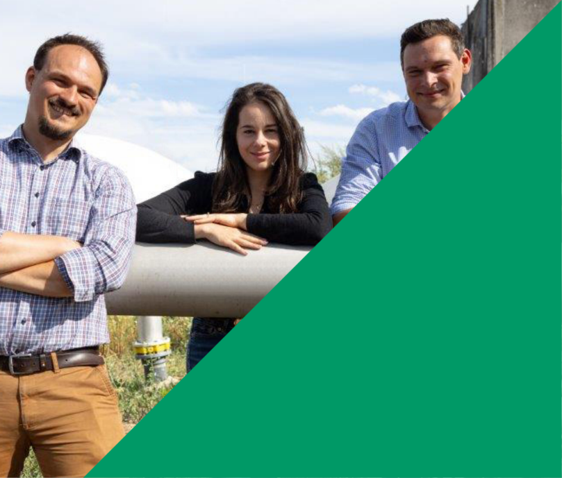 Zweiteiliger Header. Die linke Seite zeigt zwei Männer und eine Frau, die an einem Rohr einer Biogasanlage lehnen und in die Kamera lächeln. Rechts ist eine grüne Fläche. Rentenbank-Studie: Die volle Ernte der Bioenergien einfahren